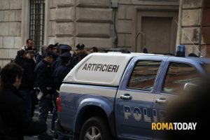 Allarme bomba per un trolley sospetto, intervengono gli artificieri