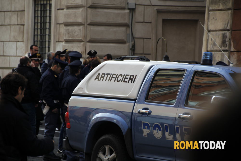 Allarme bomba per un trolley sospetto, intervengono gli artificieri