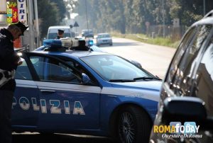 Strada chiusa per incidente: forza posta di blocco e aggredisce gli agenti