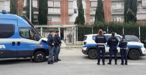Blitz a Ponte di Nona, sgomberati gli appartamenti occupati nella Casa dei Nonni