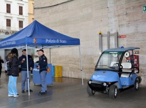 Termini: a caccia di denaro molestano passeggeri alla biglietteria della stazione