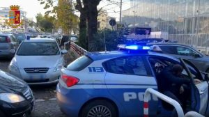 Armati di pistola tengono in ostaggio clienti di una banca