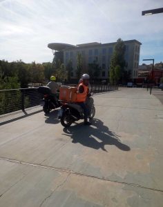 Il ponte di Ferro è chiuso? Gli scooter passano su quello per bici e pedoni. Proteste a Marconi