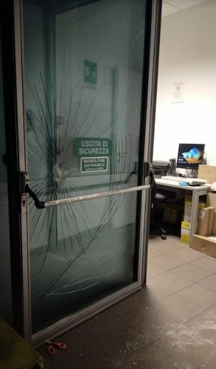 Sfondano porta di ufficio postale e rubano pacchi, caccia a una banda