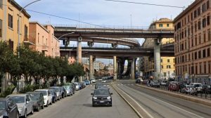 Incidente sulla Prenestina, perde controllo della moto per evitare una bici: morto 43enne