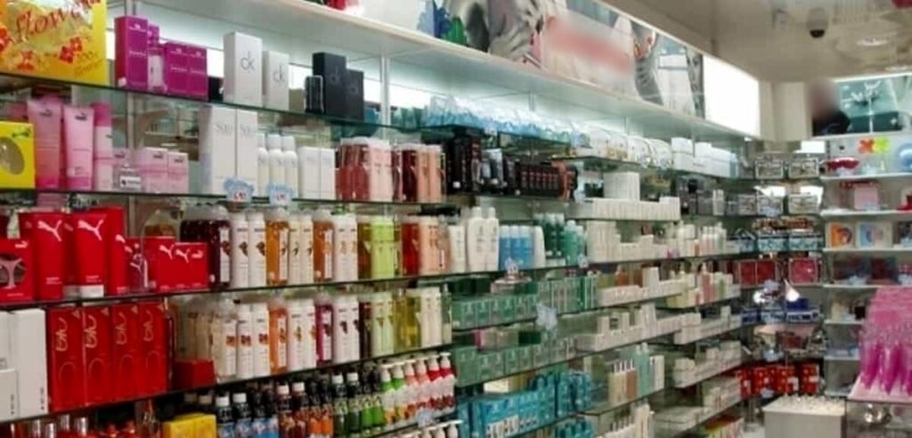 Trova il rapinatore nella profumeria e lo affronta, poi scoppia la lite
