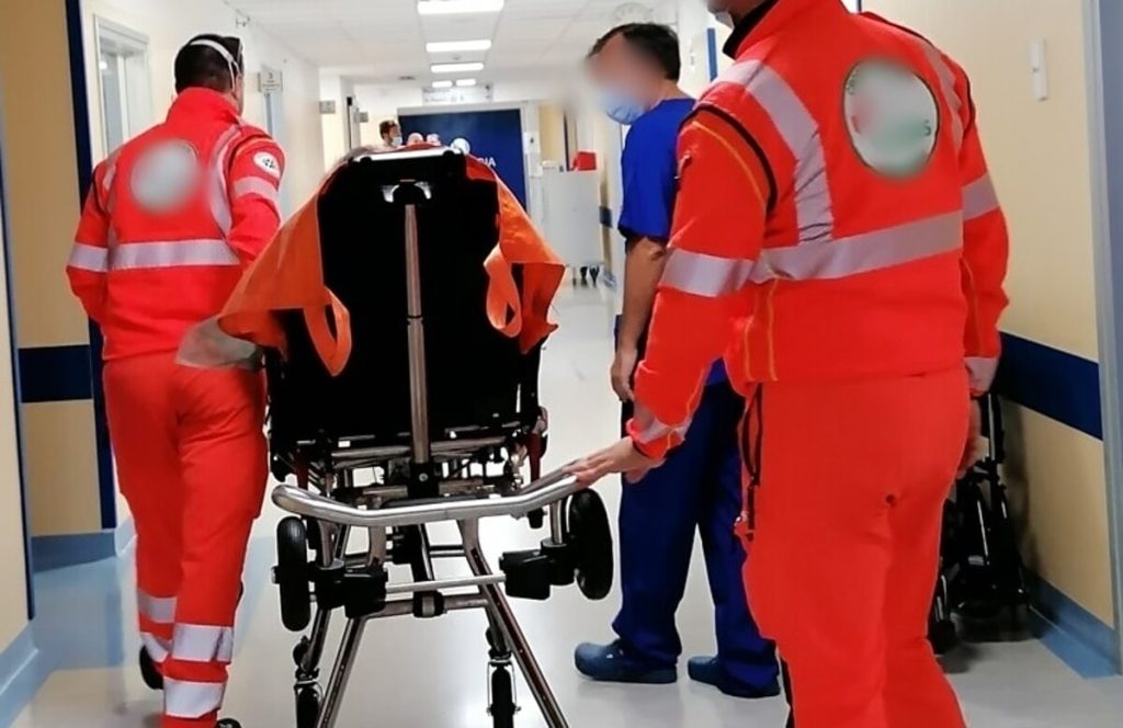 Anziano derubato di smartphone e dentiera sulla lettiga del pronto soccorso