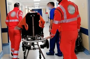 Anziano derubato di smartphone e dentiera sulla lettiga del pronto soccorso