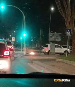 Prostitute sulla Colombo: "Semafori danneggiati e puzza di plastica in casa", la denuncia dei residenti