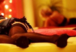 Annunci su internet e percentuale sui clienti: giro di prostituzione nella Roma "bene"