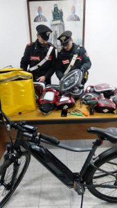 Il rider che ruba i fari delle auto