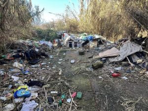 Baracche e cumuli di rifiuti lungo la ferrovia. Così i fumi tossici infestano la Roma bene