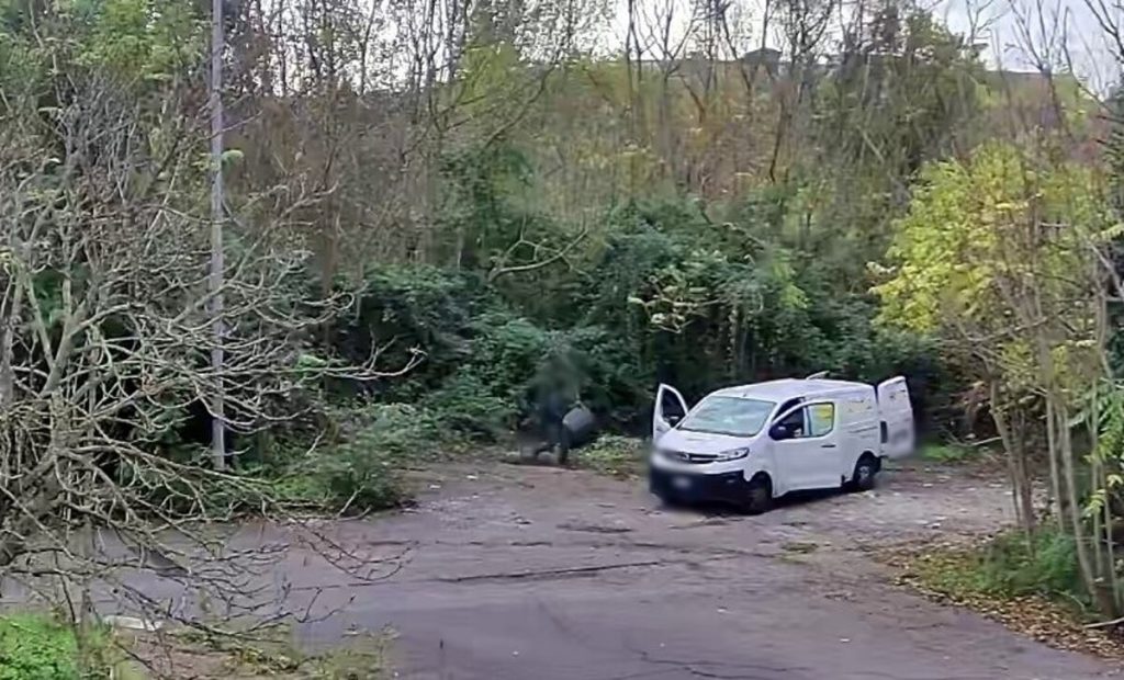 I giardinieri che fanno un secondo lavoro in nero e sversano rifiuti in un parcheggio
