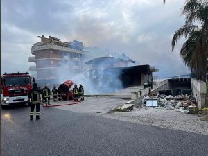 Incendio Mezzocammino, dopo dieci giorni il Comune batte un colpo. Chiesti ad Arpa nuovi monitoraggi