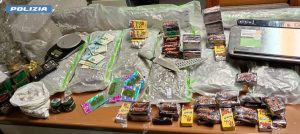 Poliziotti spiderman scoprono appartamento con 23 chili di droga all'interno