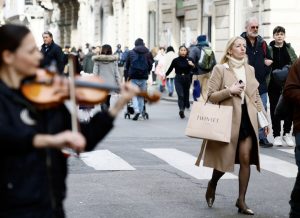 I commercianti e il calo di vendite in centro: "Chi usa i mezzi passeggia, chi usa l'auto fa shopping"