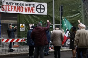 Saluti romani e croci celtiche ad Acca Larentia. È polemica sul raduno a 46 anni dalla strage