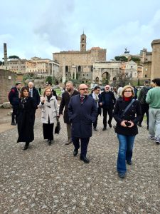 Colosseo, Capodanno col "botto". Il ministro Sangiuliano: "Messo ordine al caos biglietti"