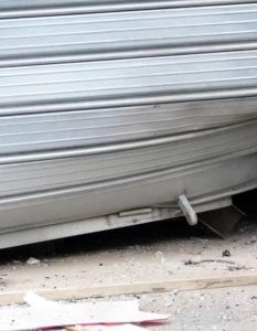 Coppia scassina minimarket con un "piede di porco", lei doveva essere ai domiciliari