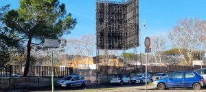 Cos'è quella torre con due mega-schermi che fa paura ai residenti del Flaminio