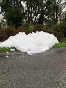 La schiuma bianca che ha invaso la strada in provincia di Roma