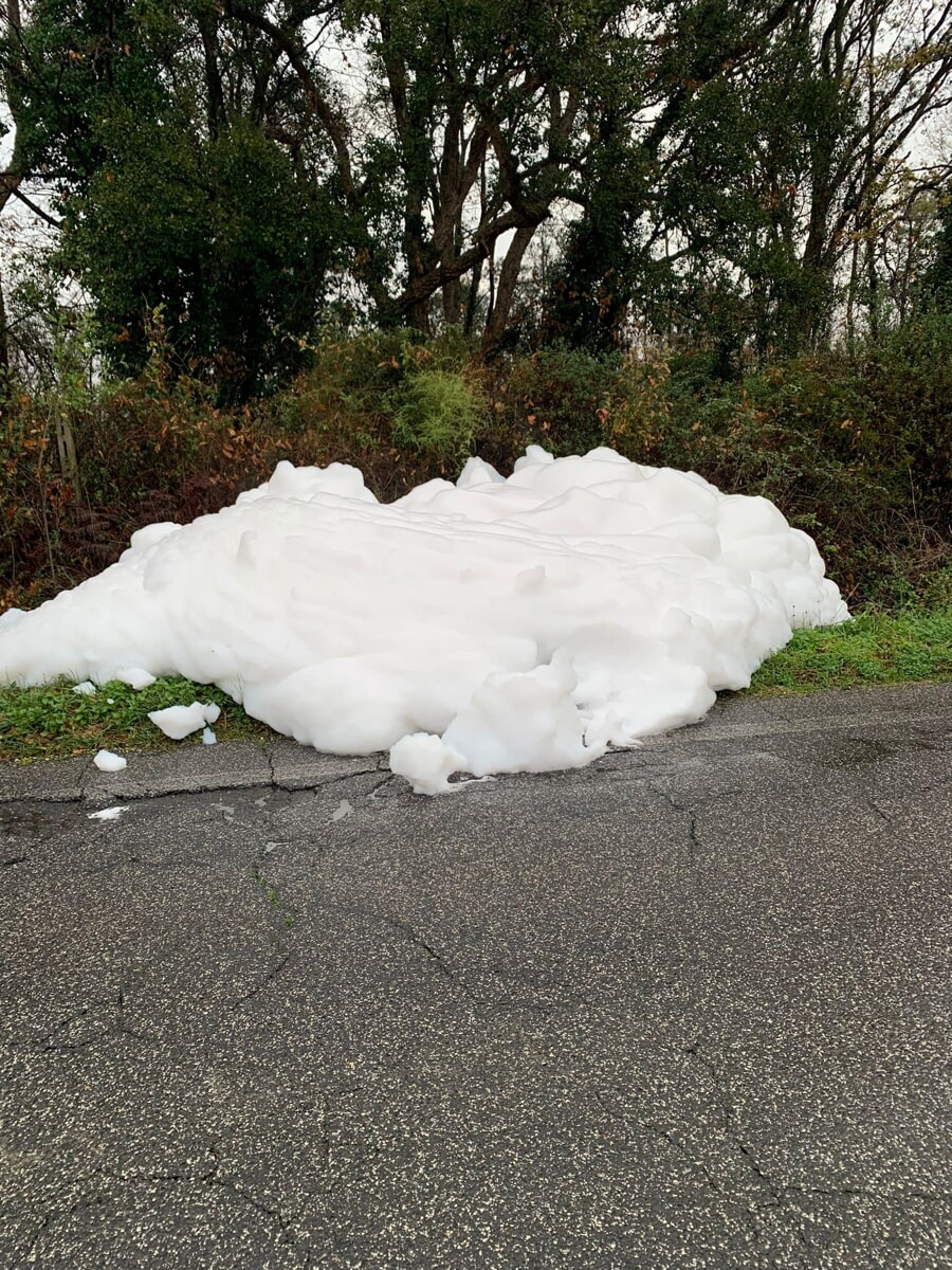 La schiuma bianca che ha invaso la strada in provincia di Roma