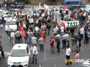 Taxi, sciopero a Roma il 23 gennaio. Le auto bianche protestano contro le vecchie tariffe e i rivali degli Ncc