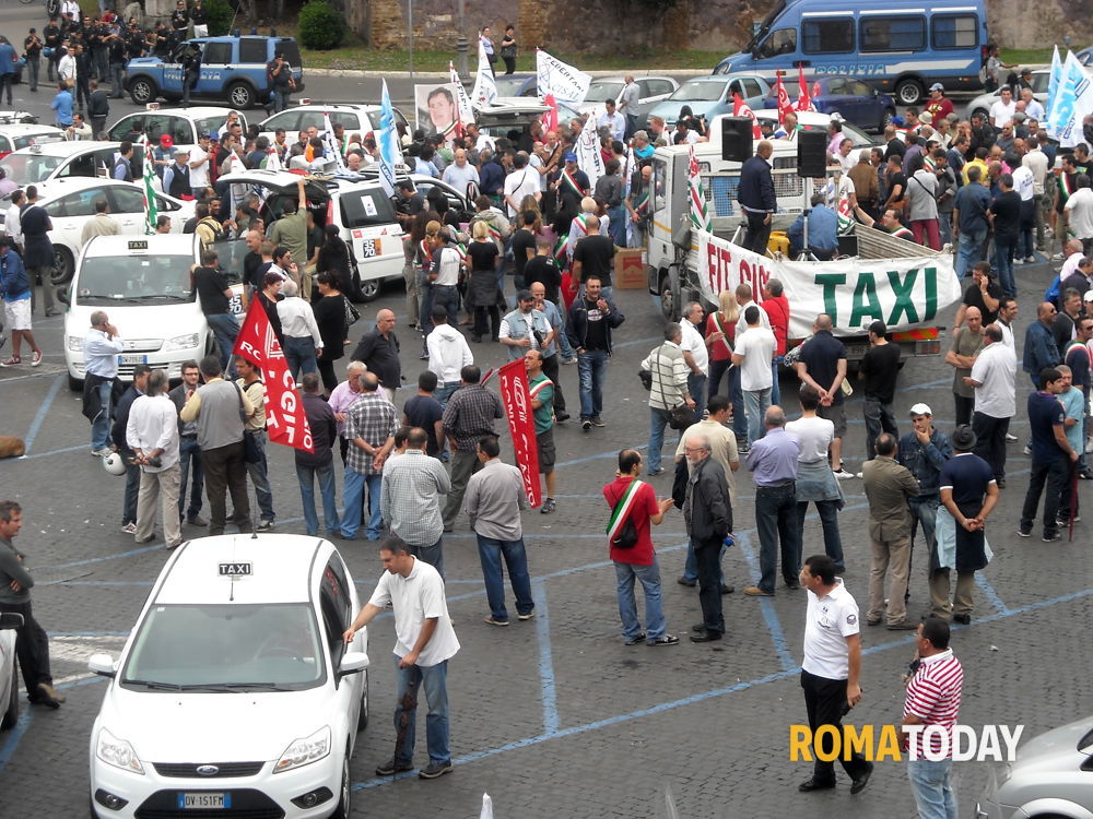 Taxi, sciopero a Roma il 23 gennaio. Le auto bianche protestano contro le vecchie tariffe e i rivali degli Ncc