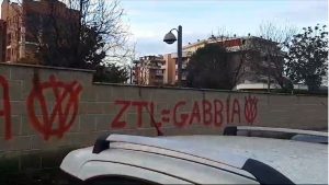 V per Vendetta colpisce ancora. Scritte sulla scuola: "Ztl uguale gabbia"