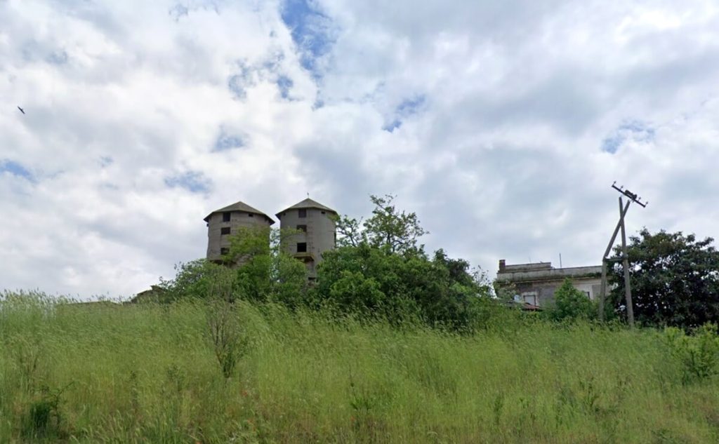 Due clochard morti nei silos abbandonati. I residenti si attivano per salvare un terzo uomo