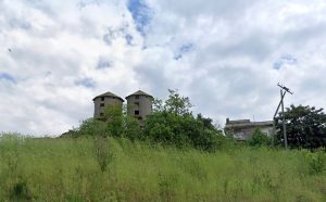 Due clochard morti nei silos abbandonati. I residenti si attivano per salvare un terzo uomo