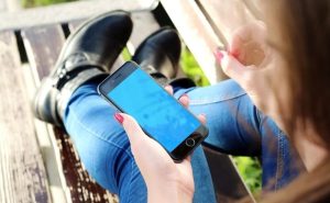 "Di chi è quel like? Ti sparo": minaccia la ex. Lei scappa dai genitori