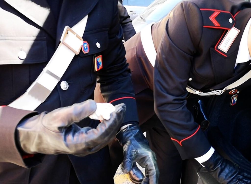 "Rapisco tuo figlio", minaccia una donna per la restituzione della cocaina sequestrata dai carabinieri