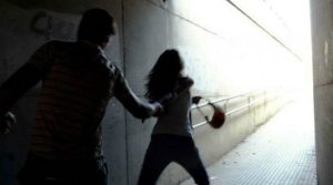 Perseguita l'ex convivente e investe con l'auto il suo nuovo compagno