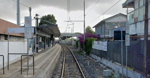 Picchia l'ex compagna alla stazione poi lancia pietre contro l'ambulanza che la soccorre