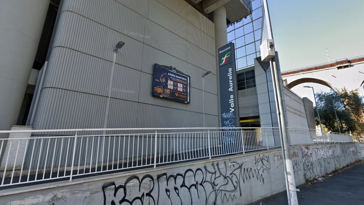 Blackout alla stazione Valle Aurelia, pendolari completamente al buio