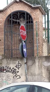 Uno stop davanti al crocifisso: i residenti ne chiedono lo spostamento