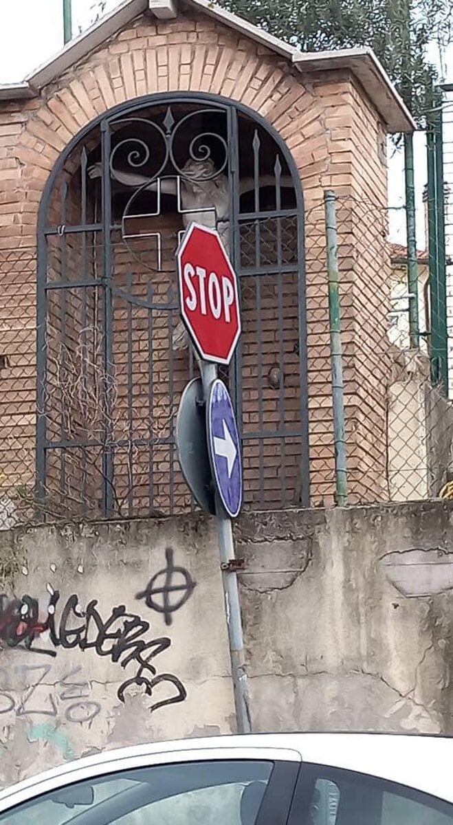 Uno stop davanti al crocifisso: i residenti ne chiedono lo spostamento