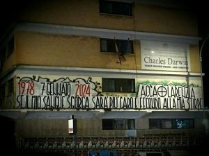 Acca Larentia: affisso (e già rimosso) uno striscione neofascista sulla facciata del liceo "Darwin"