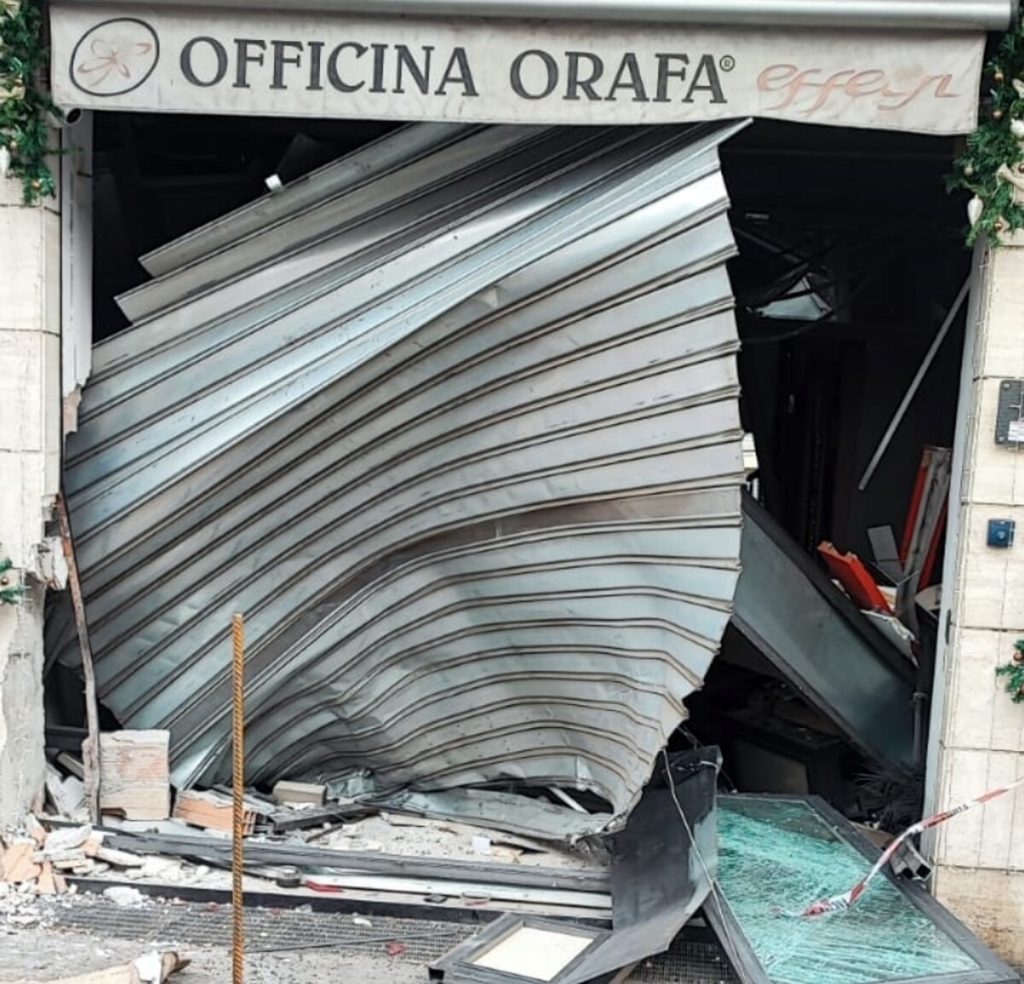 Talenti, colpo in gioielleria: i 'botti' di Capodanno camuffano i rumori