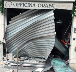 Talenti, colpo in gioielleria: i 'botti' di Capodanno camuffano i rumori