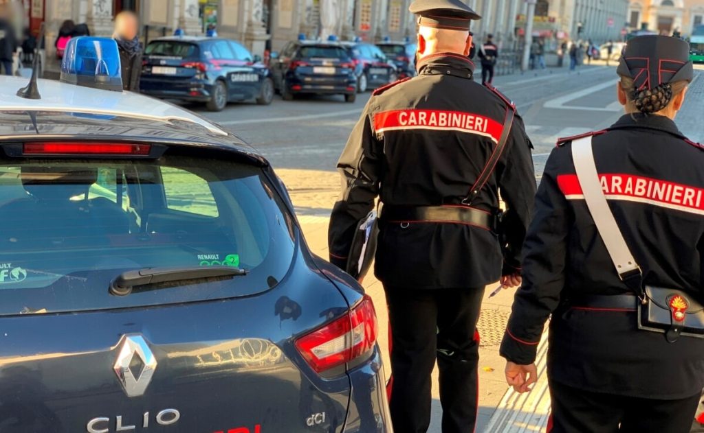 Termini: disturba e molesta i clienti di un ristorante, poi si scaglia contro i carabinieri