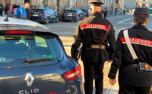 Termini: disturba e molesta i clienti di un ristorante, poi si scaglia contro i carabinieri