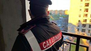 Il campionario di droga di una coppia di pusher: in casa cocaina, hashish e marijuana