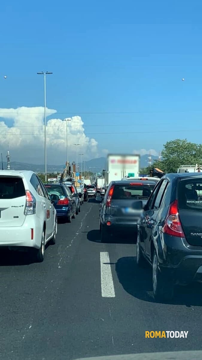 Incidente sul raccordo anulare, perde controllo dell'auto: morto un uomo