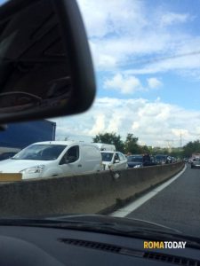 Incidente sulla Pontina: carambola tra cinque auto, due feriti