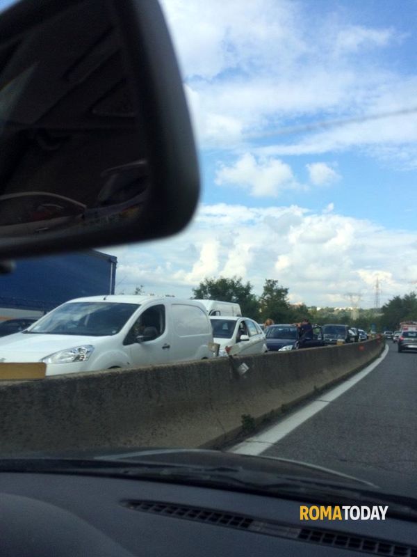 Incidente sulla Pontina: carambola tra cinque auto, due feriti