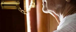 Si finge figlio di una 95enne e la truffa sparendo con i soldi della pensione