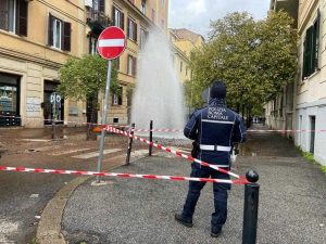 Esplode una tubatura: geyser d'acqua alto 10 metri a San Giovanni