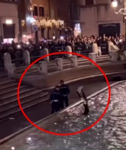 Festeggia tuffandosi nella fontana di Trevi: multata
